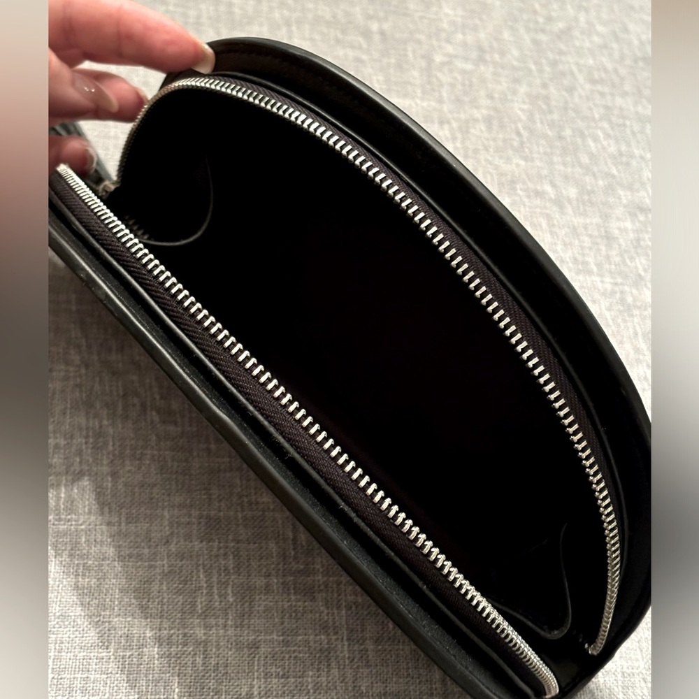 Black clutch